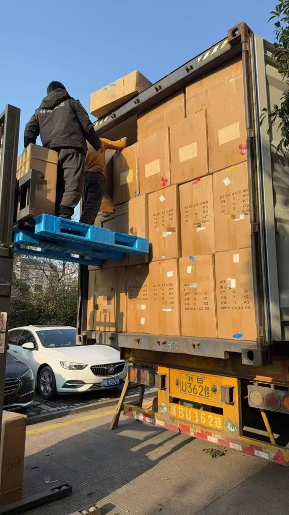 Yiwu Nihui team conducting on-site container loading supervision for wholesale orders
